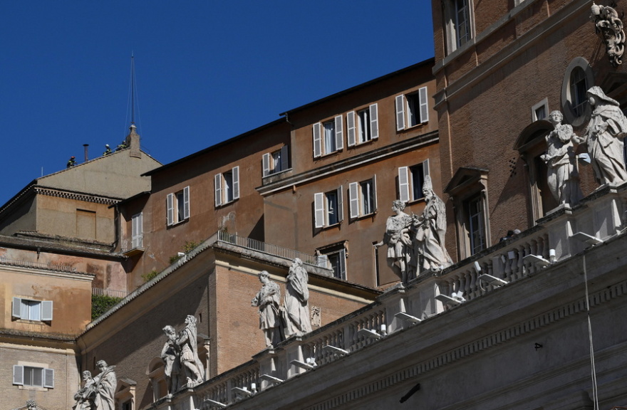 Στήθηκε η καμινάδα στην Καπέλα Σιστίνα - Αντίστροφη μέτρηση για το κονκλάβιο, δείτε φωτογραφίες