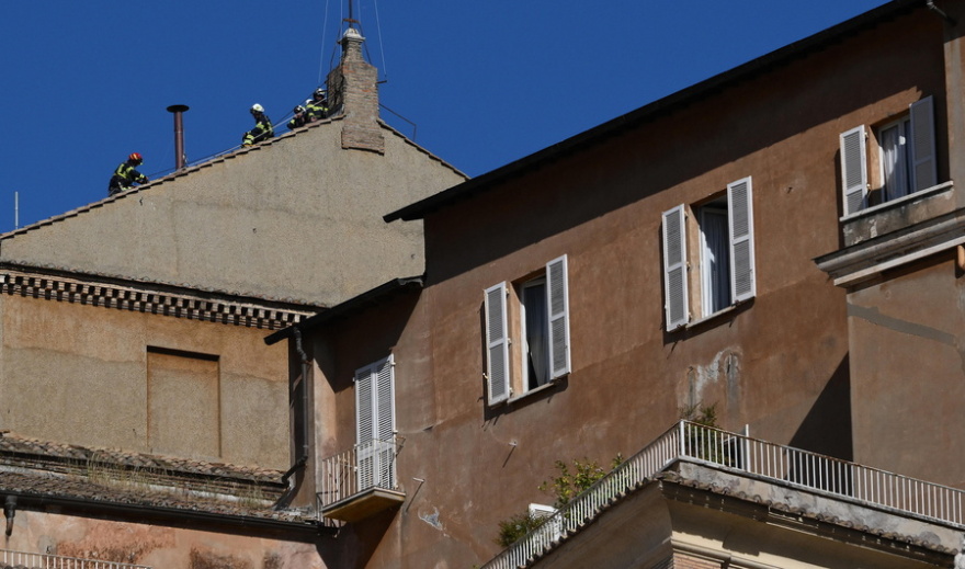 Στήθηκε η καμινάδα στην Καπέλα Σιστίνα - Αντίστροφη μέτρηση για το κονκλάβιο, δείτε φωτογραφίες