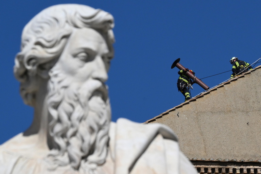 Στήθηκε η καμινάδα στην Καπέλα Σιστίνα - Αντίστροφη μέτρηση για το κονκλάβιο, δείτε φωτογραφίες