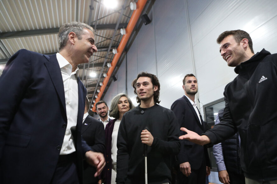 Μητσοτάκης: Στα ανακαινισμένα γήπεδα στίβου και ξιφασκίας στην Παιανία - «Η υποστήριξη του αθλητισμού απαιτεί επένδυση σε υποδομές»