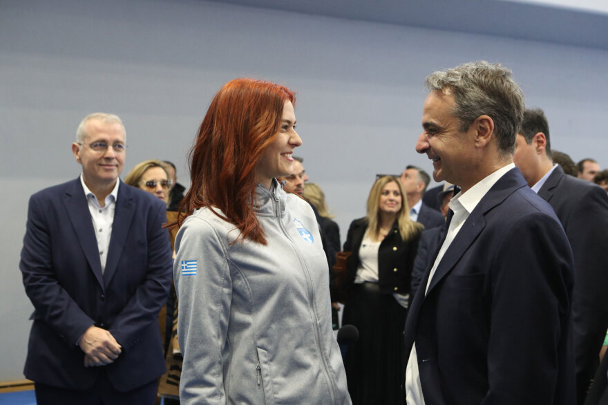 Μητσοτάκης: Στα ανακαινισμένα γήπεδα στίβου και ξιφασκίας στην Παιανία - «Η υποστήριξη του αθλητισμού απαιτεί επένδυση σε υποδομές»
