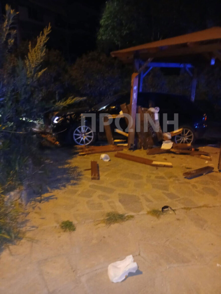 Καβάλα: Μεθυσμένος οδηγός έπεσε σε κιόσκι όπου καθόταν παρέα νεαρών – Δύο τραυματίες
