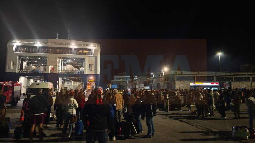 Τηλεφώνημα για τοποθέτηση βόμβας στο πλοίο Blue Star 1 - Δόθηκε εντολή εκκένωσης του πλοίου με 750 επιβάτες, δείτε βίντεο
