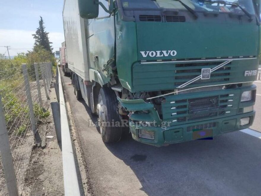 Φορτηγό σμπαράλιασε ταξί στην Αθηνών
