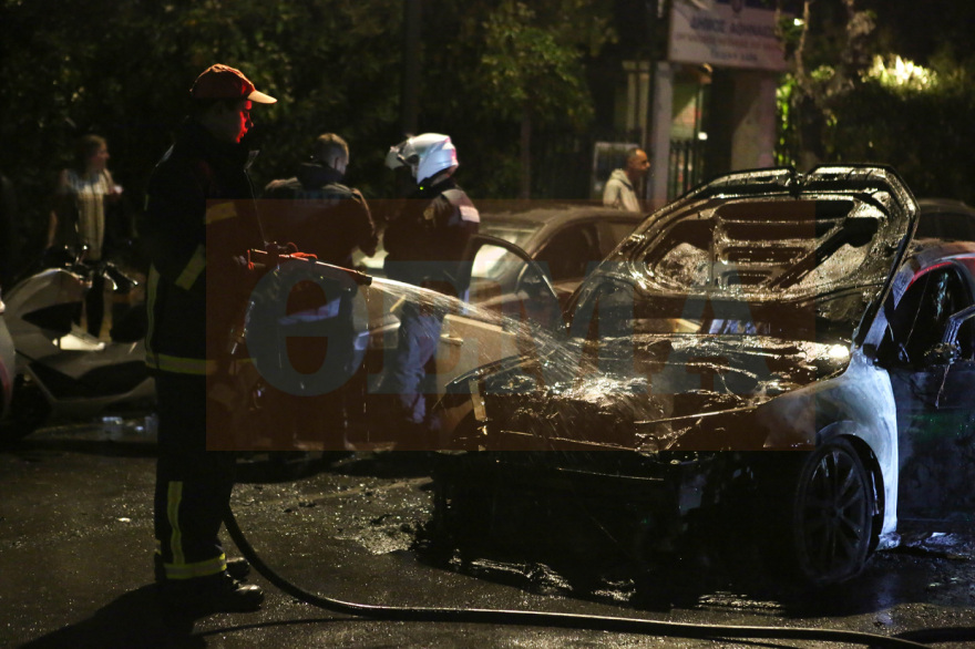 Φωτιά στο Παγκράτι: Αυτοκίνητα τυλίχθηκαν στις φλόγες - Διακοπή κυκλοφορίας στη Σπύρου Μερκούρη