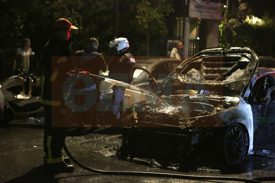 Φωτιά στο Παγκράτι: Αυτοκίνητα τυλίχθηκαν στις φλόγες - Διακοπή κυκλοφορίας στη Σπύρου Μερκούρη
