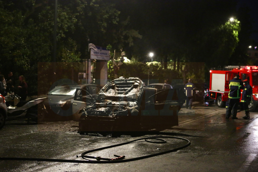 Φωτιά στο Παγκράτι: Αυτοκίνητα τυλίχθηκαν στις φλόγες - Διακοπή κυκλοφορίας στη Σπύρου Μερκούρη