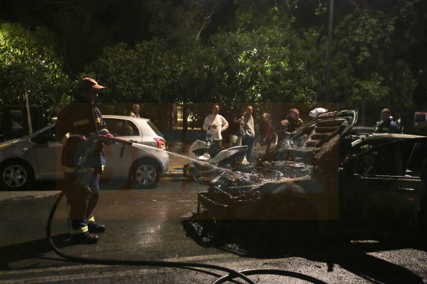 Φωτιά στο Παγκράτι: Αυτοκίνητα τυλίχθηκαν στις φλόγες - Διακοπή κυκλοφορίας στη Σπύρου Μερκούρη