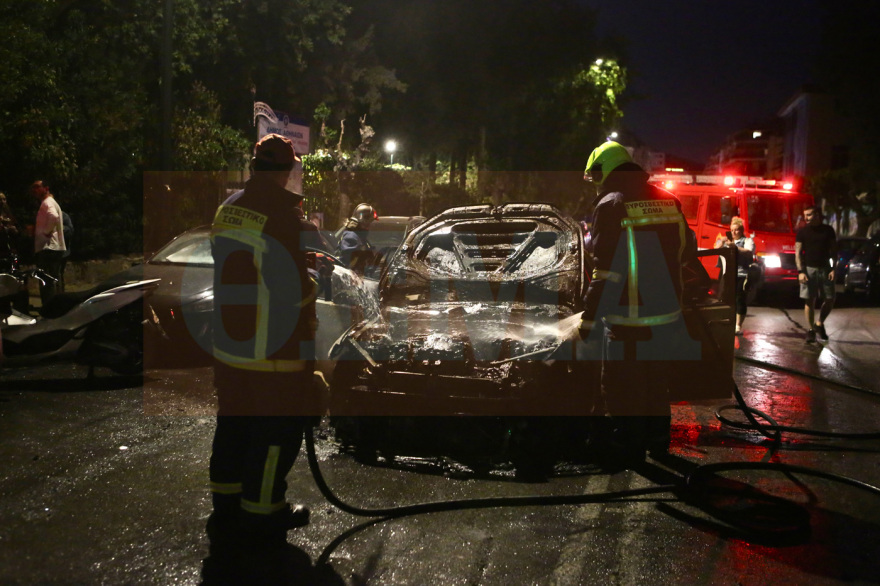 Φωτιά στο Παγκράτι: Αυτοκίνητα τυλίχθηκαν στις φλόγες - Διακοπή κυκλοφορίας στη Σπύρου Μερκούρη