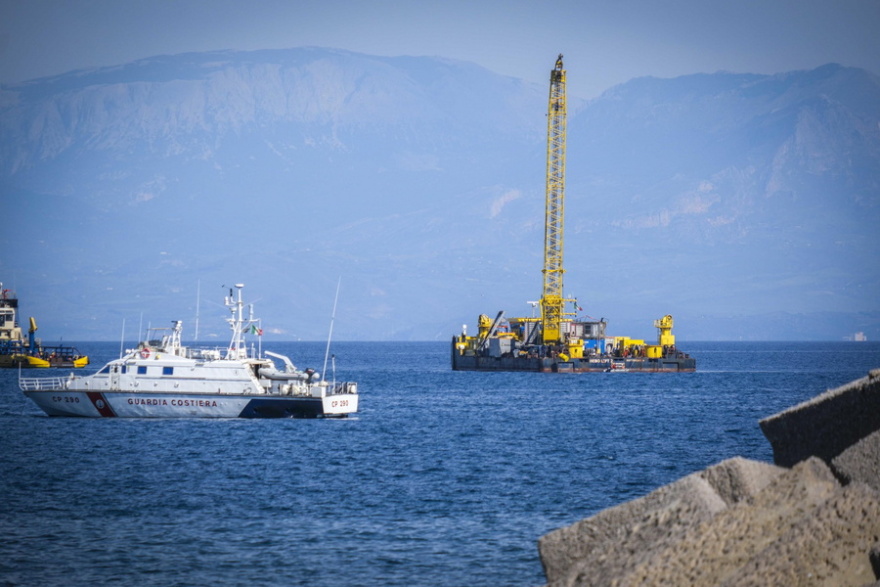 Ξεκίνησε η επιχείρηση ανέλκυσης του «Bayesian»: Θα κόψουν το γιγαντιαίο κατάρτι του σκάφους