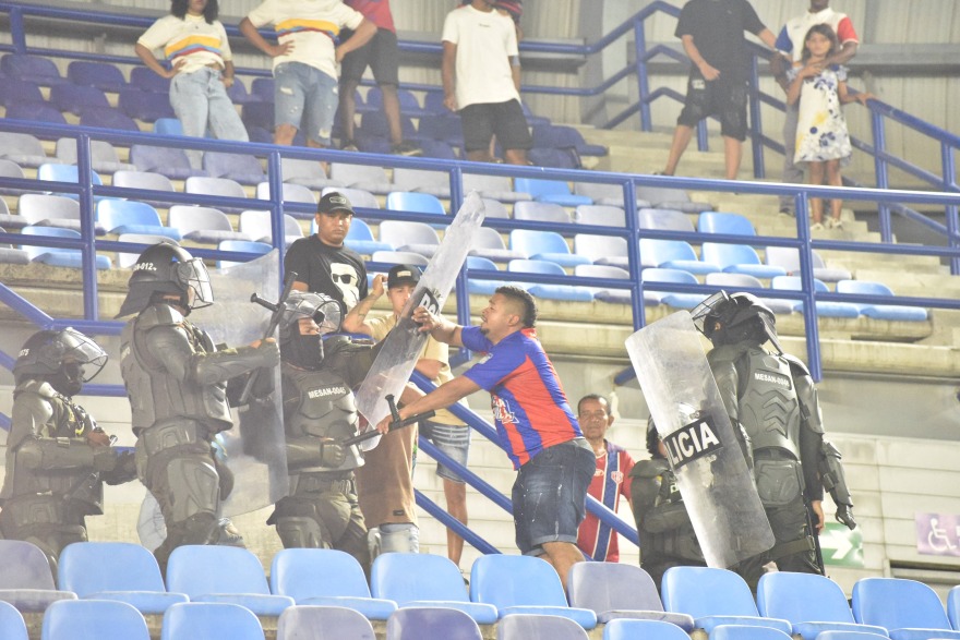 Κολομβία: Εισβολής φιλάθλων, εικόνες χάους και διακοπή αγώνα - Δείτε βίντεο