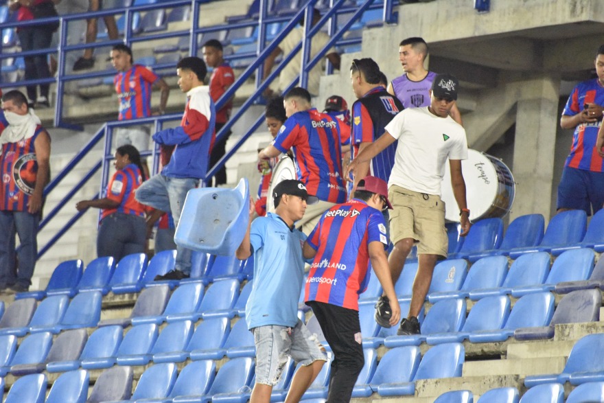 Κολομβία: Εισβολής φιλάθλων, εικόνες χάους και διακοπή αγώνα - Δείτε βίντεο