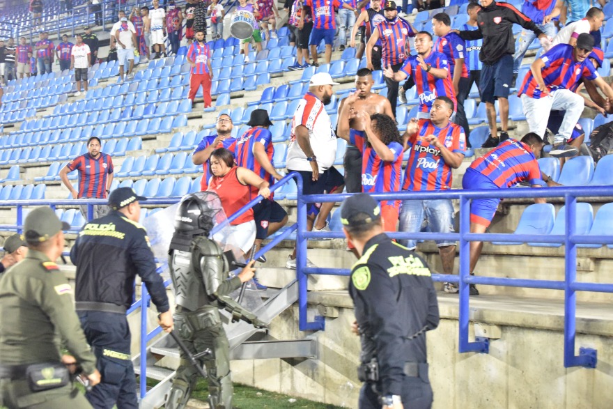 Κολομβία: Εισβολής φιλάθλων, εικόνες χάους και διακοπή αγώνα - Δείτε βίντεο