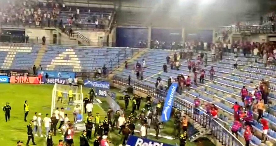 Κολομβία: Εισβολής φιλάθλων, εικόνες χάους και διακοπή αγώνα - Δείτε βίντεο