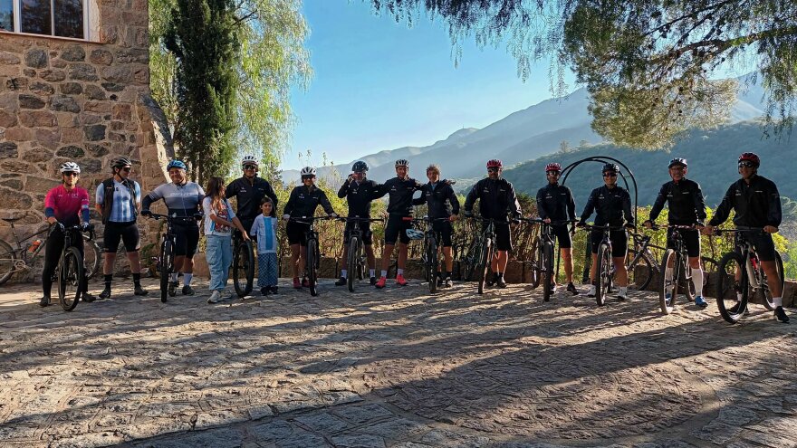 Λιονέλ Σκαλόνι: Ο προπονητής της Αργεντινής συμμετείχε στον μεγαλύτερο αγώνα Mountain Bike της χώρας - Βίντεο