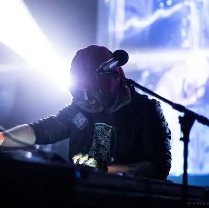 Τραγικός θάνατος για Ελληνοαμερικανό μουσικό στο Μανχάταν: Οδηγός άνοιξε την πόρτα του, τον έριξε από το ηλεκτρικό πατίνι του και τον παρέσυρε φορτηγό