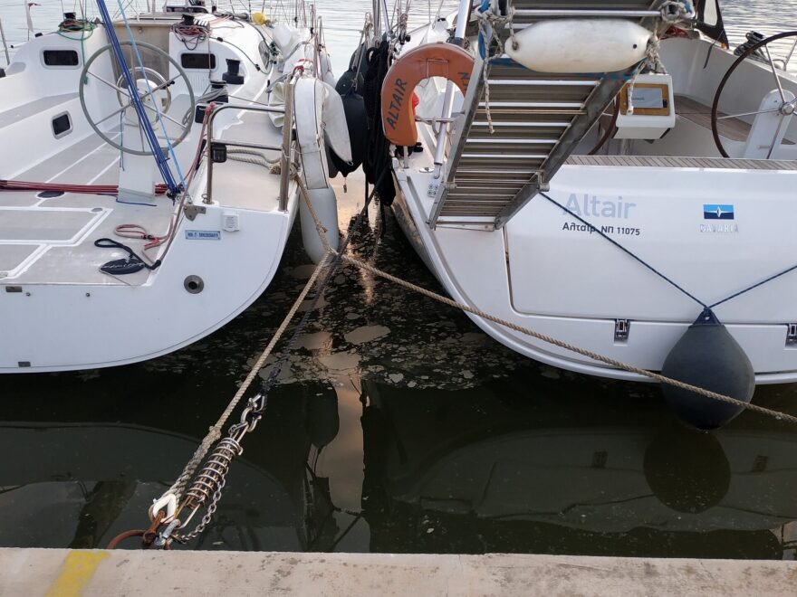 Θαλάσσια ρύπανση και έντονη δυσοσμία στο λιμάνι του Βόλου - Δείτε φωτογραφίες