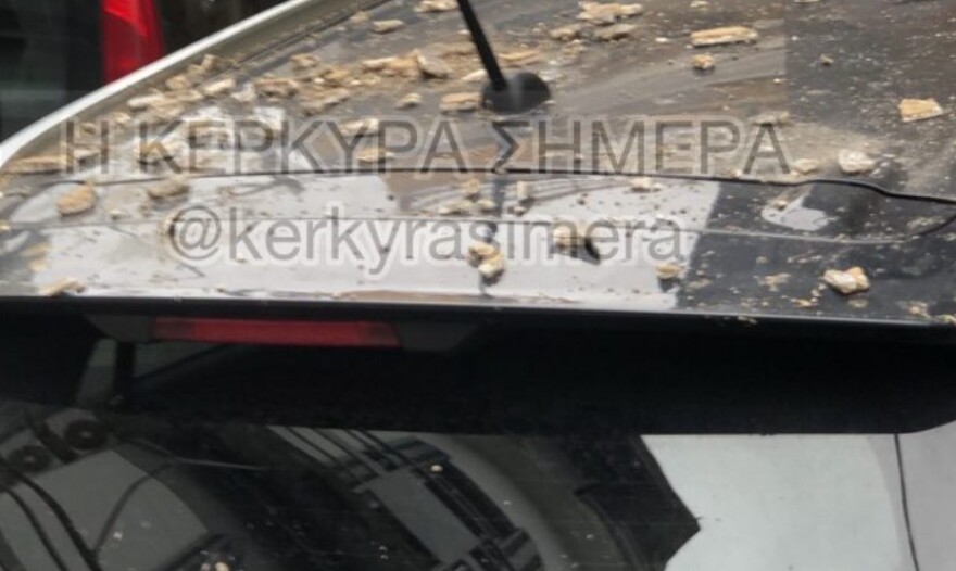 Έπεσαν σοβάδες από μπαλκόνι στην Κέρκυρα - Το κτίριο είναι δίπλα σε σχολεία