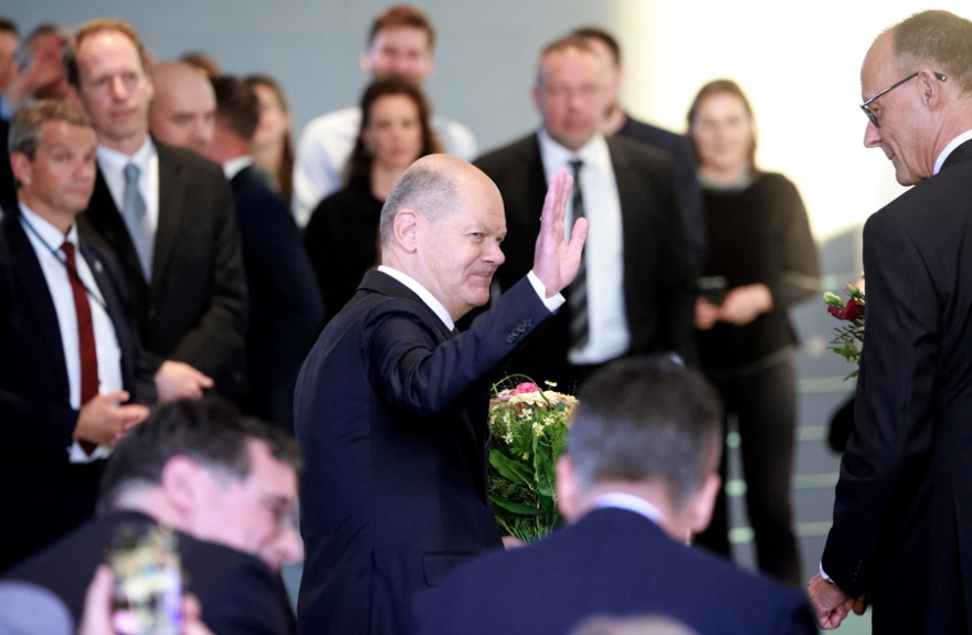 «Τι μέρα κι αυτή» μονολογούσε ο Φρίντριχ Μερτς - Ανέλαβε και τυπικά τα καθήκοντά του