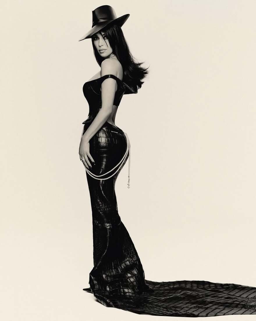 Η Κιμ Καρντάσιαν περπάτησε στο κόκκινο χαλί του Met Gala 2025 με αποκαλυπτική δημιουργία