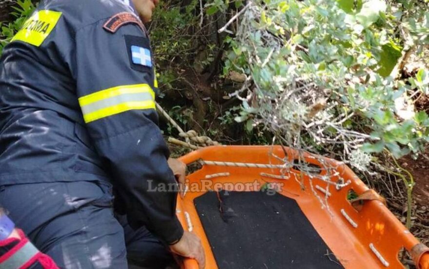 Γλίστρησαν και έπεσαν σε γκρεμό στη Στυλίδα, προσπαθώντας να αλλάξουν λάστιχο σε μηχάνημα