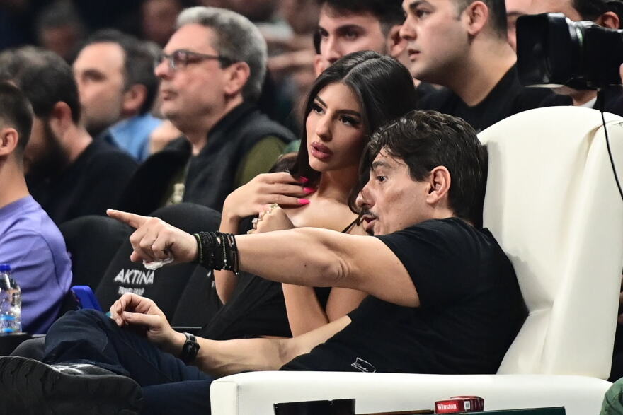 Στο ΟΑΚΑ ο Δημήτρης Γιαννακόπουλος μαζί με τα παιδιά του είδε το ματς του Παναθηναϊκού - Χειροκροτήματα και χαμόγελα για τα καλάθια