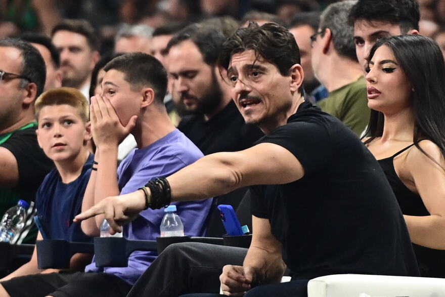 Στο ΟΑΚΑ ο Δημήτρης Γιαννακόπουλος μαζί με τα παιδιά του είδε το ματς του Παναθηναϊκού - Χειροκροτήματα και χαμόγελα για τα καλάθια