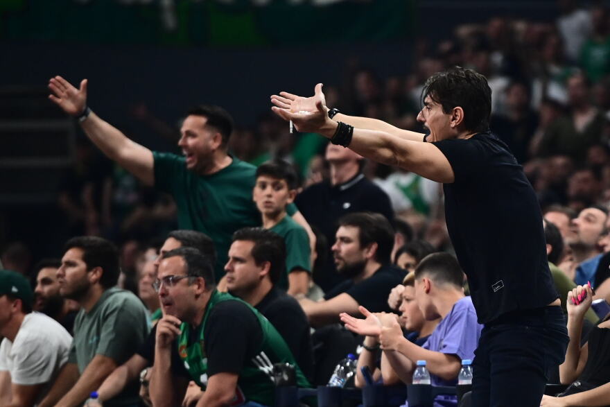 Στο ΟΑΚΑ ο Δημήτρης Γιαννακόπουλος μαζί με τα παιδιά του είδε το ματς του Παναθηναϊκού - Χειροκροτήματα και χαμόγελα για τα καλάθια