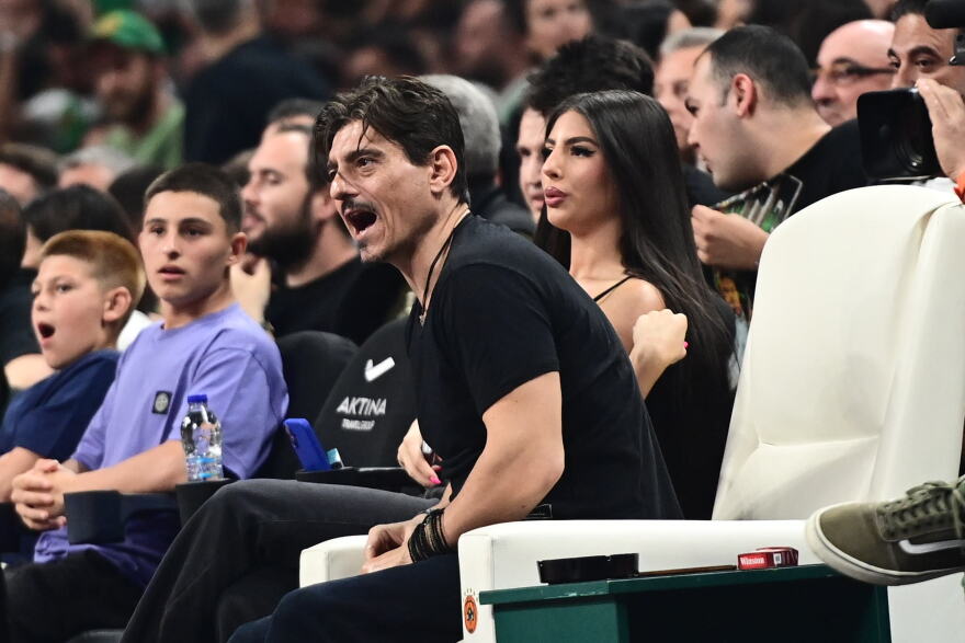 Στο ΟΑΚΑ ο Δημήτρης Γιαννακόπουλος μαζί με τα παιδιά του είδε το ματς του Παναθηναϊκού - Χειροκροτήματα και χαμόγελα για τα καλάθια