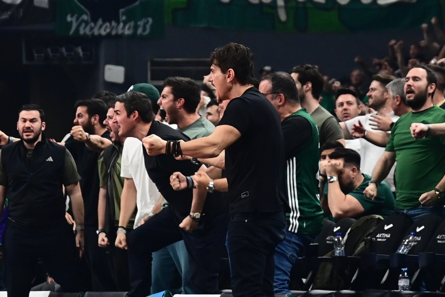 Στο ΟΑΚΑ ο Δημήτρης Γιαννακόπουλος μαζί με τα παιδιά του είδε το ματς του Παναθηναϊκού - Χειροκροτήματα και χαμόγελα για τα καλάθια