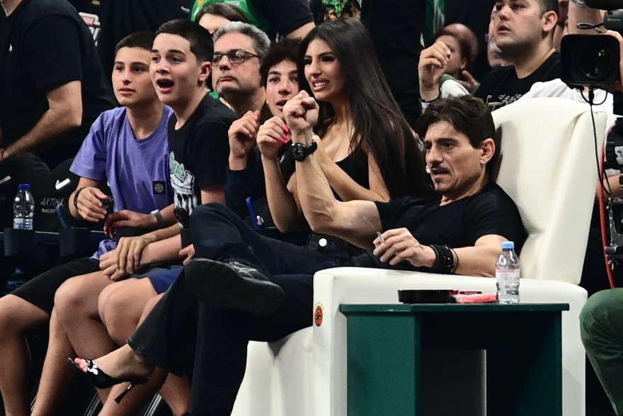 Στο ΟΑΚΑ ο Δημήτρης Γιαννακόπουλος μαζί με τα παιδιά του είδε το ματς του Παναθηναϊκού - Χειροκροτήματα και χαμόγελα για τα καλάθια
