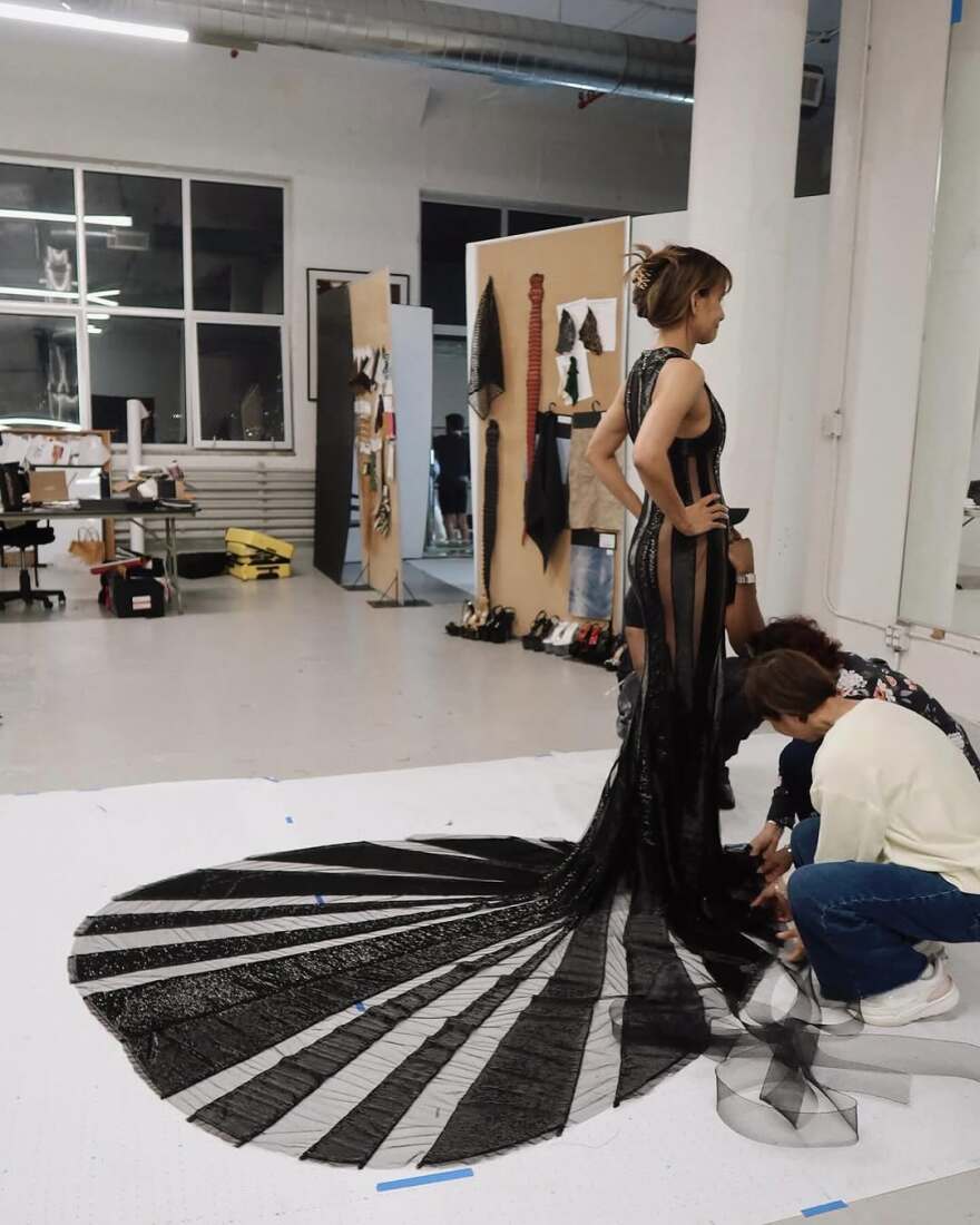 H Χάλι Μπέρι χαρακτήρισε ως «ποίημα» το τολμηρό φόρεμα που έβαλε στο Met Gala 2025