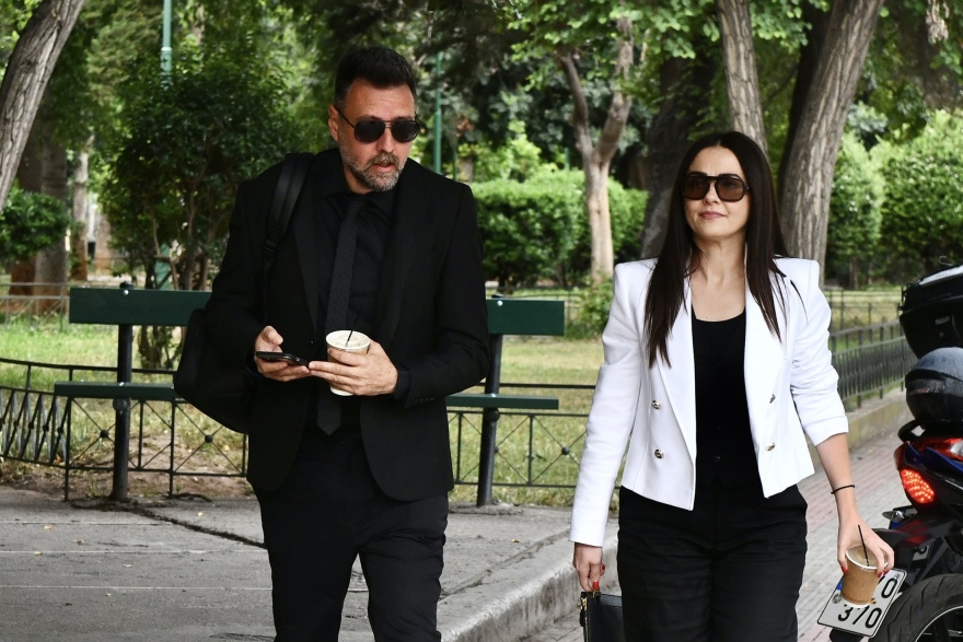 Στο δικαστήριο ο Μάνος Παπαγιάννης για την υπόθεση με τη Σοφία Παυλίδου - Στο πλευρό του η σύζυγός του, Αγγελική Δαλιάνη