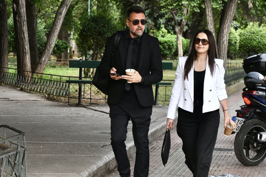 Στο δικαστήριο ο Μάνος Παπαγιάννης για την υπόθεση με τη Σοφία Παυλίδου - Στο πλευρό του η σύζυγός του, Αγγελική Δαλιάνη