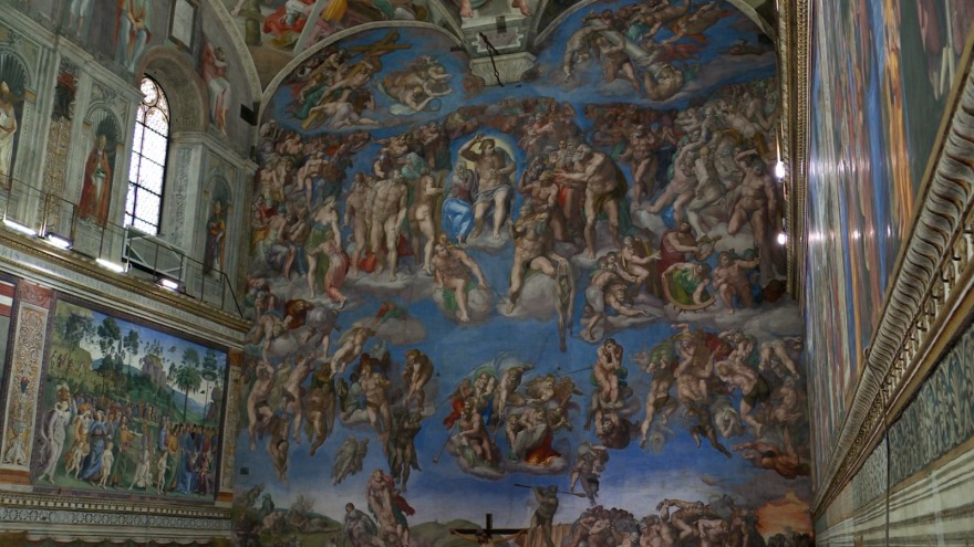 Βατικανό: Με δύο ώρες καθυστέρηση, βγήκε μαύρος καπνός από την καμινάδα της Καπέλα Σιξτίνα