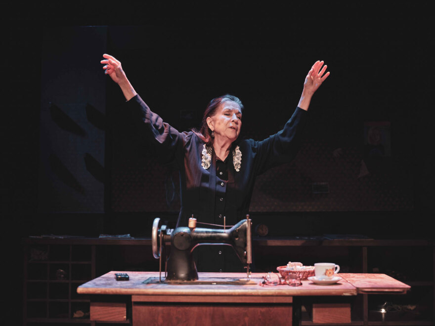 «Μια ζωή» - Ο μονόλογος μιας μοδίστρας με τη Νένα Μεντή συνεχίζεται και τη σεζόν 2025-26