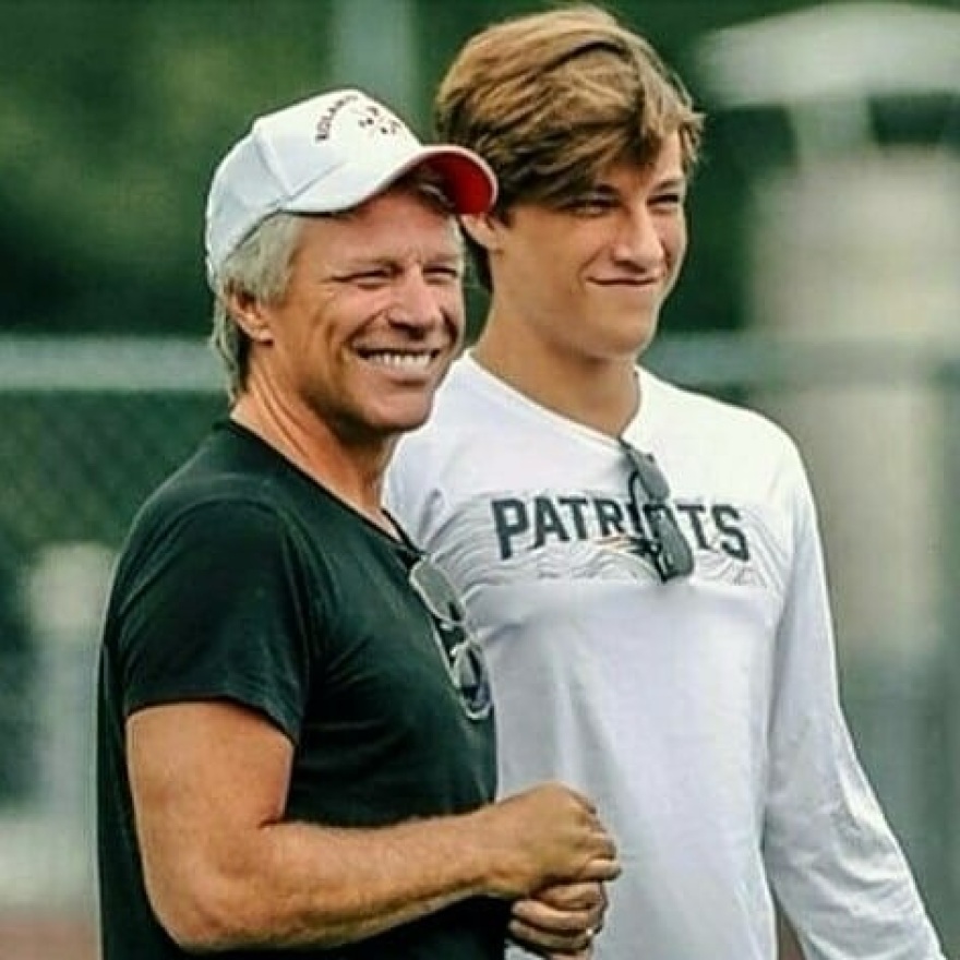 Ο Τζέικ Μπον Τζόβι έκλεισε τα 23 - Δεν υπάρχει κανείς σαν εσένα, του έγραψε η Μίλι Μπόμπι Μπράουν