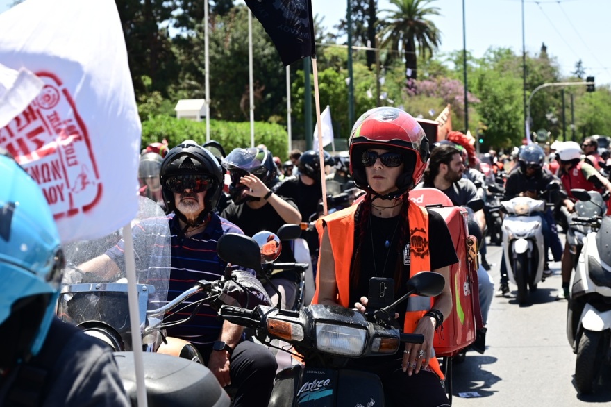 Μοτοπορεία από τους ντελιβεράδες στο κέντρο της Αθήνας - Δείτε βίντεο