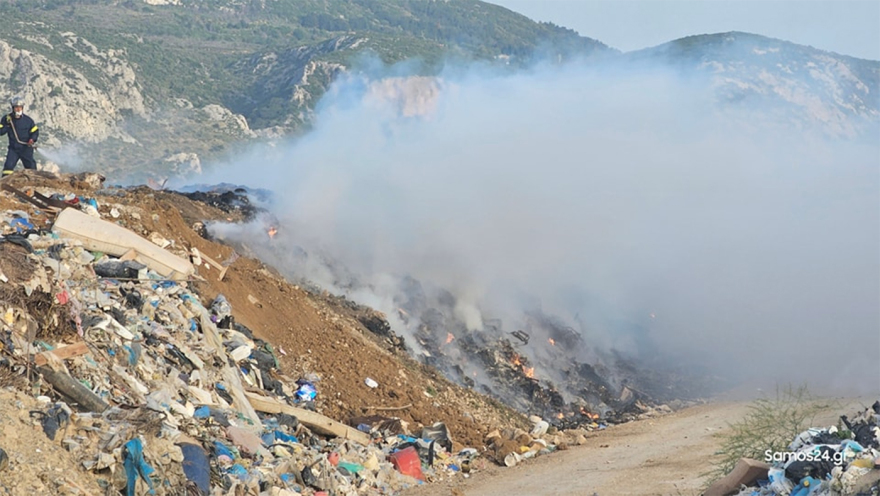 Βίντεο: Σε εξέλιξη η φωτιά στον ΧΥΤΑ Σάμου, δυνάμεις της Πυροσβεστικής στην περιοχή

