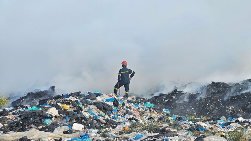 Βίντεο: Σε εξέλιξη η φωτιά στον ΧΥΤΑ Σάμου, δυνάμεις της Πυροσβεστικής στην περιοχή

