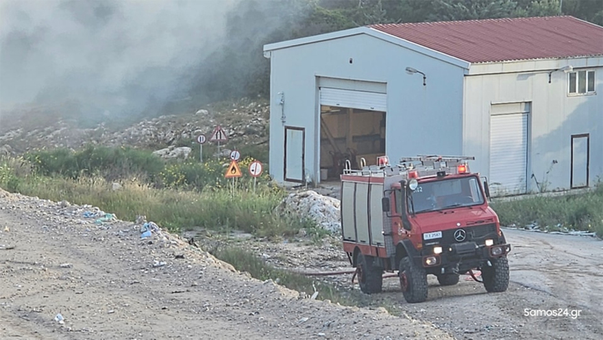 Βίντεο: Σε εξέλιξη η φωτιά στον ΧΥΤΑ Σάμου, δυνάμεις της Πυροσβεστικής στην περιοχή

