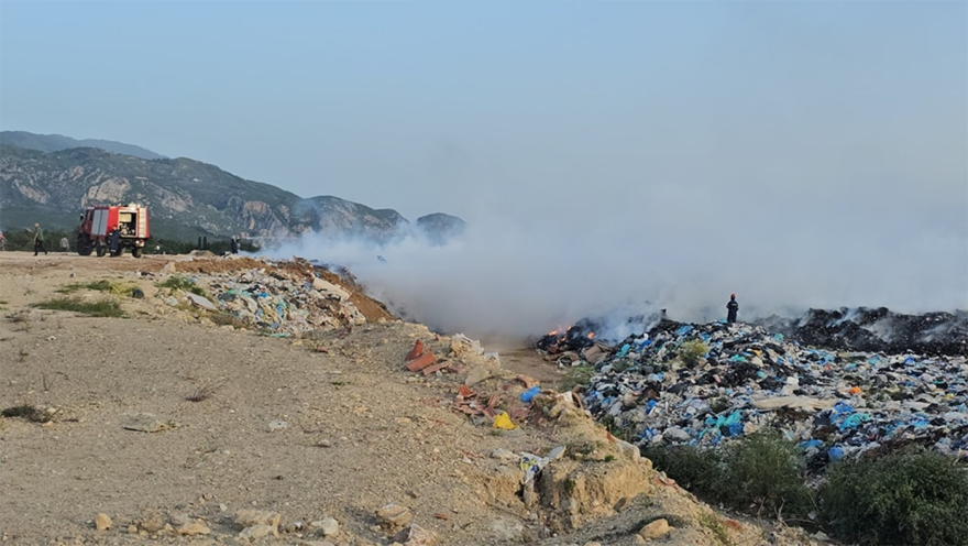 Βίντεο: Σε εξέλιξη η φωτιά στον ΧΥΤΑ Σάμου, δυνάμεις της Πυροσβεστικής στην περιοχή

