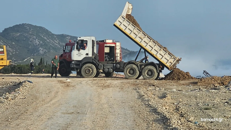 Βίντεο: Σε εξέλιξη η φωτιά στον ΧΥΤΑ Σάμου, δυνάμεις της Πυροσβεστικής στην περιοχή

