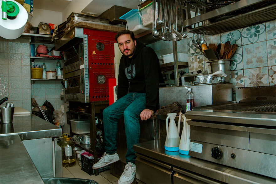 Ο Γιώργος Κουτλής σκηνοθετεί τον Μιχάλη Σαράντη στην «Κουζίνα» του Άρνολντ Γουέσκερ