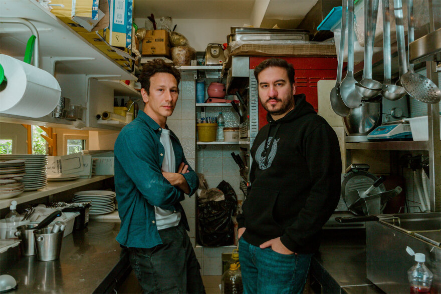 Ο Γιώργος Κουτλής σκηνοθετεί τον Μιχάλη Σαράντη στην «Κουζίνα» του Άρνολντ Γουέσκερ