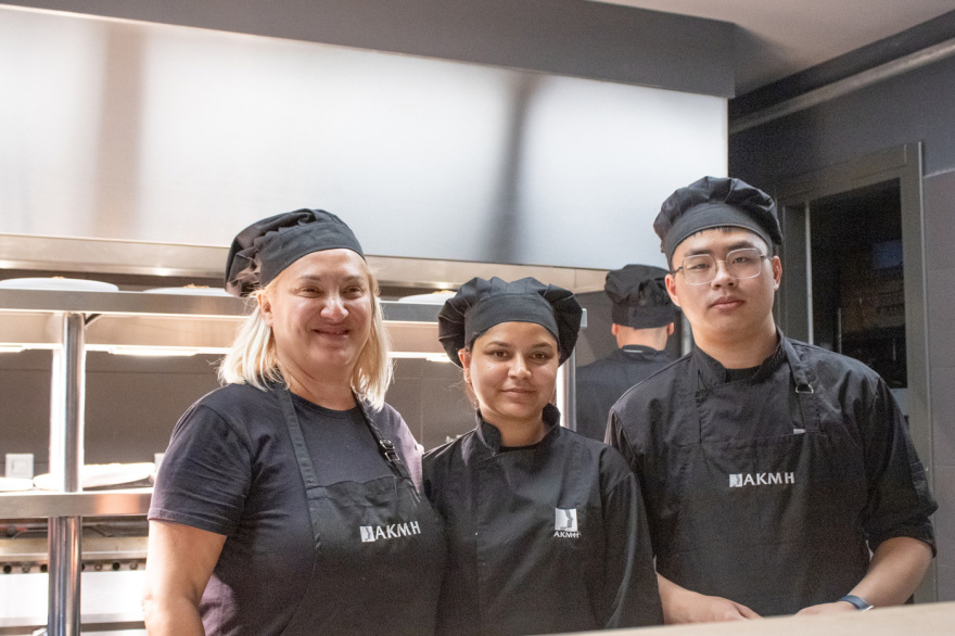 «Ένα Δείπνο για τη Μητέρα» από την ΑΚΜΗ και τη L’Oreal Paris Greece με αφορμή την Ημέρα της Μητέρας
