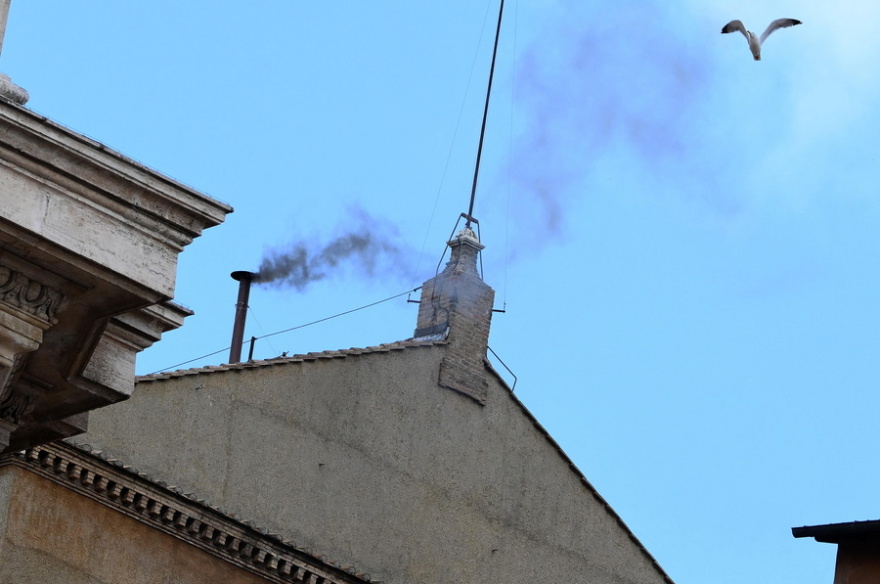 Μαύρος καπνός ξανά από την Καπέλα Σιξτίνα του Βατικανού, δεν βγήκε Πάπας από τις δύο πρωινές ψηφοφορίες