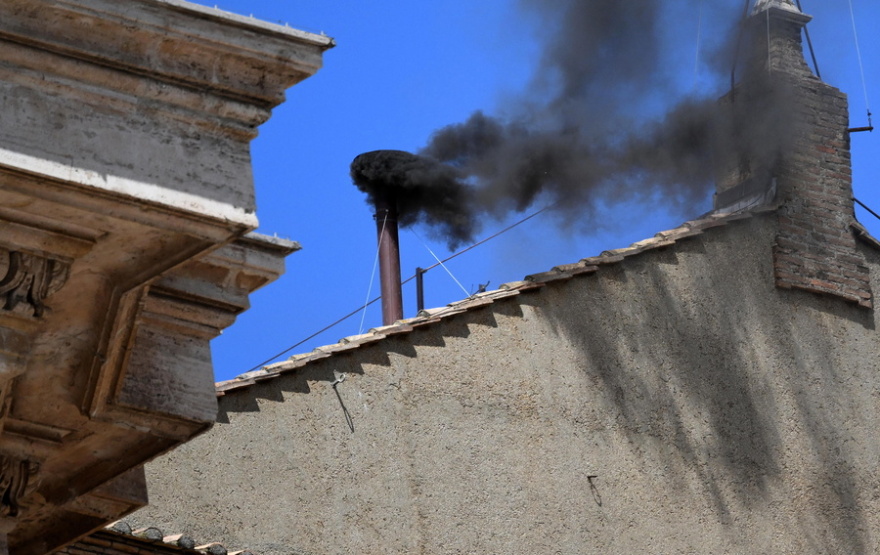 Μαύρος καπνός ξανά από την Καπέλα Σιξτίνα του Βατικανού, δεν βγήκε Πάπας από τις δύο πρωινές ψηφοφορίες