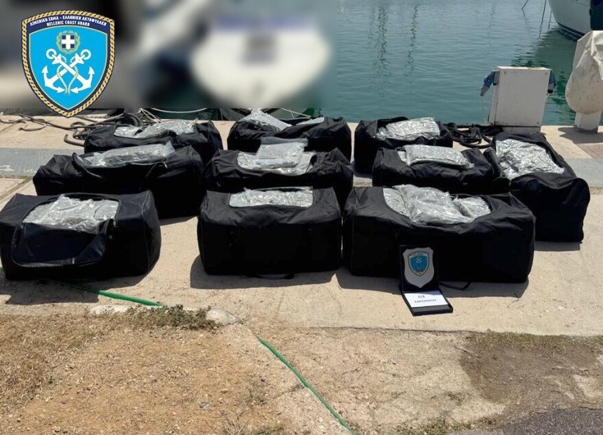 Γλυφάδα: Βρήκαν 194 κιλά κάνναβης σε ταχύπλοο σε παραλία - Δείτε φωτογραφίες