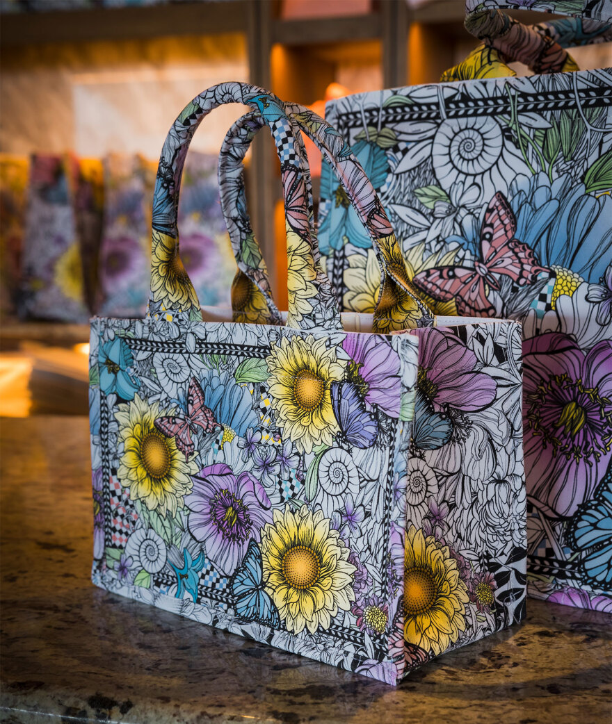 H συλλεκτική τσάντα της Μαίρης Κατράντζου για την ΕΛΠΙΔΑ